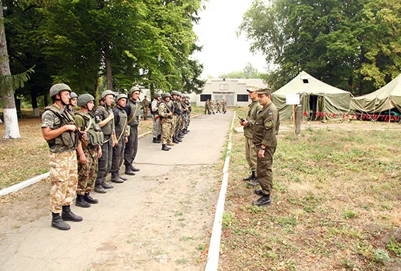 Перед відправленням в зону АТО гвардійці відпрацьовують бойові навички (фото) — фото 10