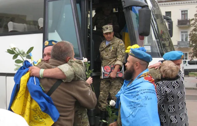 Хмельничани зустріли демобілізованих «кіборгів» (фото) — фото 1