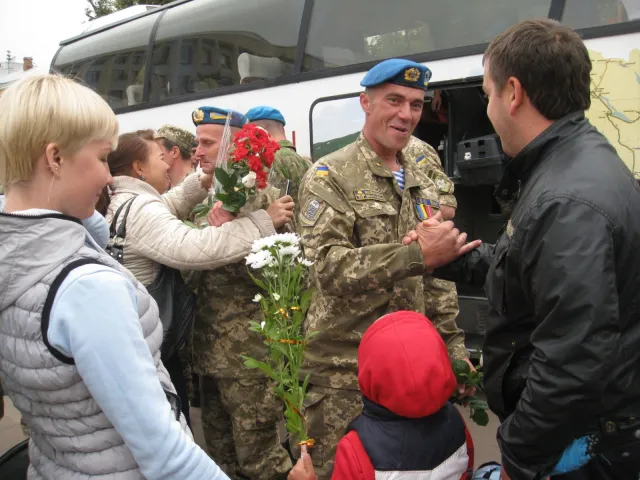 Хмельничани зустріли демобілізованих «кіборгів» (фото) — фото 2