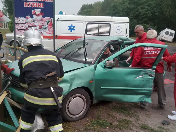 Врятовано водія, якого затиснуло металевими конструкціями автомобіля (фото) — фото 1