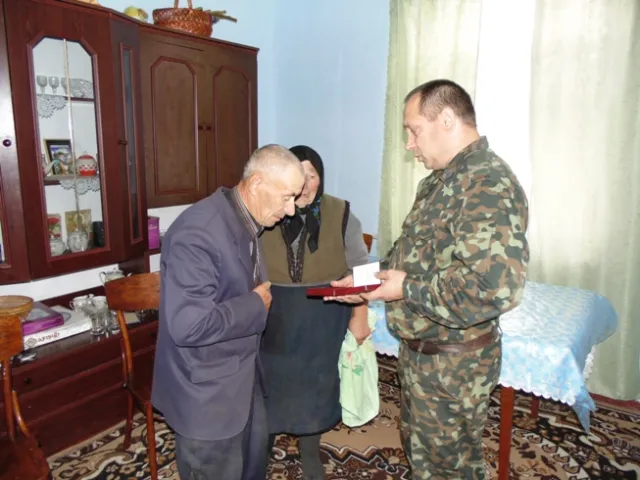 Батькам загиблого військового вручили орден «За мужність» III ступеня — фото 1
