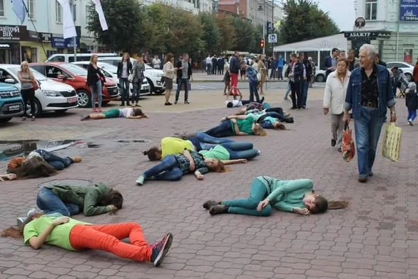У центрі падають «дерева». Молодь Хмельницького провела еко-флешмоб (фото+відео) — фото 1