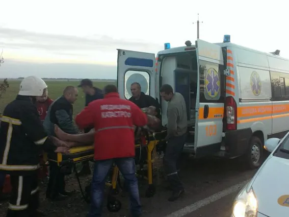 На Хмельниччині в результаті лобового зіткнення вантажівки та легковика постраждали водії (фото) — фото 6