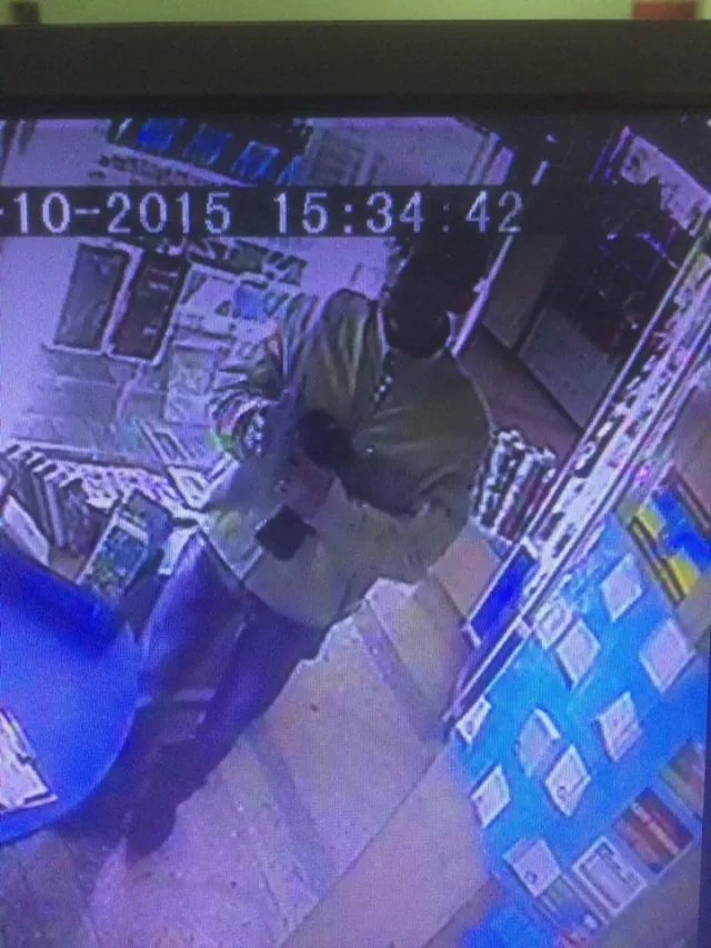 Правоохоронці розшукують крадія, який у торговому центрі поцупив мобільний телефон — фото 1