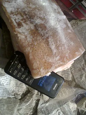 Жінки намагались передати до виправної колонії телефони заховані у салі, всередині пачки з порошком та на дні ящика із печивом (фото) — фото 2