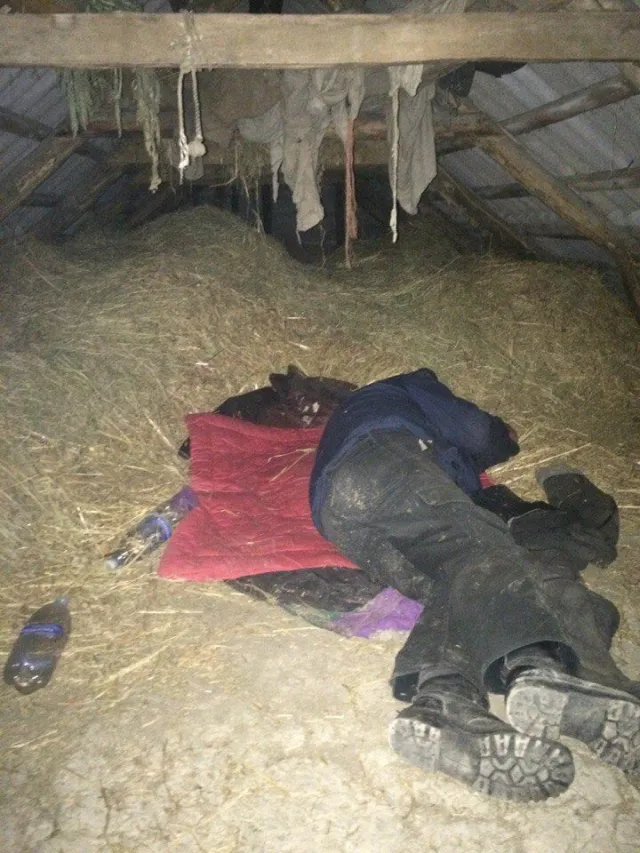 Після сварки із колишньою дружиною, чоловік вирішив повіситись на горищі (фото) — фото 1