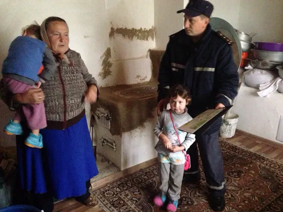 Все для людей: у багатодітних сім'ях рятувальники провели інформаційно-роз'яснювальні роботи (фото) — фото 1