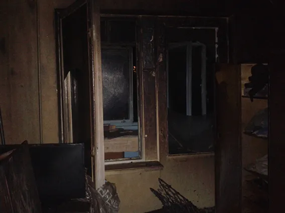 У Хмельницькому чоловік згорів у власній квартирі — фото 1