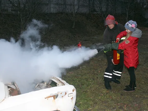 Рятувальники навчали хмельницьких школярів користуватися вогнегасниками (фото) — фото 4