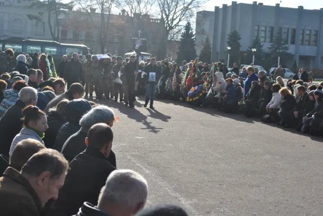 Хмельничани на колінах провели в останню путь 28-річного Анатолія Якушка (фото) — фото 1