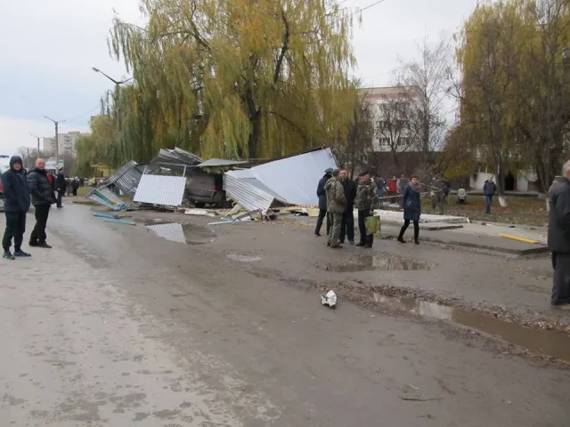 На Хмельниччині позашляховик заїхав у зупинку з людьми. Троє жінок померли на місці події (фото) — фото 1
