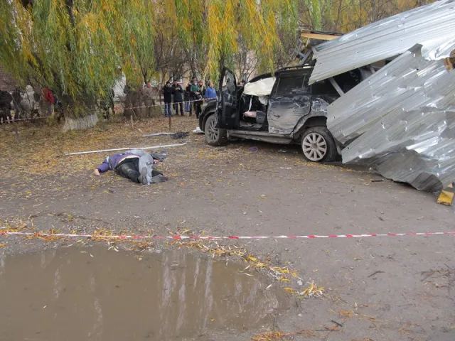 На Хмельниччині позашляховик заїхав у зупинку з людьми. Троє жінок померли на місці події (фото) — фото 2