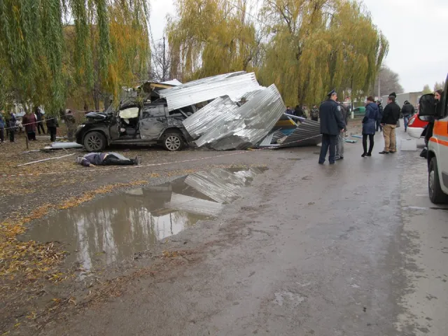 На Хмельниччині позашляховик заїхав у зупинку з людьми. Троє жінок померли на місці події (фото) — фото 3