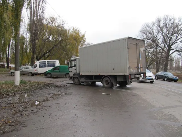 На Хмельниччині позашляховик заїхав у зупинку з людьми. Троє жінок померли на місці події (фото) — фото 4