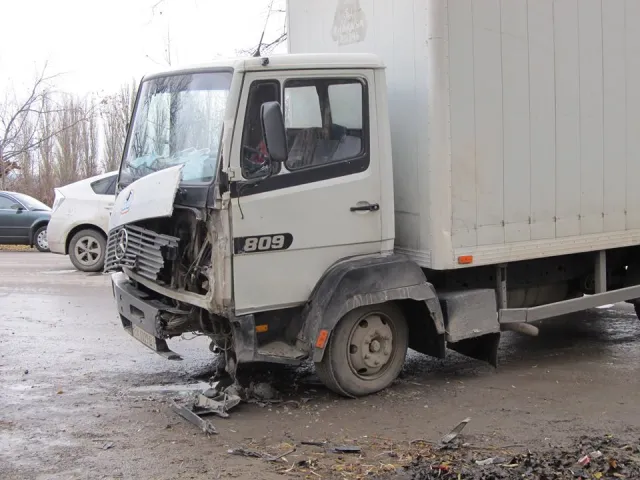 На Хмельниччині позашляховик заїхав у зупинку з людьми. Троє жінок померли на місці події (фото) — фото 5