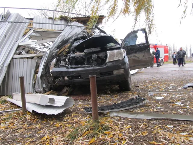 На Хмельниччині позашляховик заїхав у зупинку з людьми. Троє жінок померли на місці події (фото) — фото 6