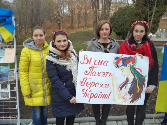 На Хмельниччині провели флешмоб «Згадаймо поіменно героїв Небесної Сотні» (фото) — фото 1