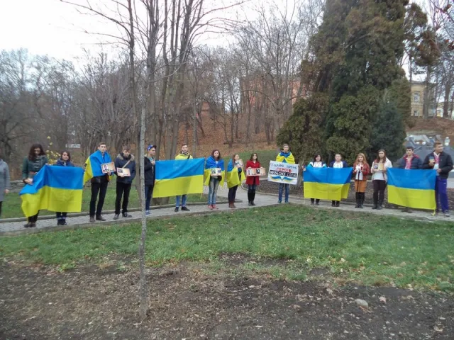 На Хмельниччині провели флешмоб «Згадаймо поіменно героїв Небесної Сотні» (фото) — фото 2