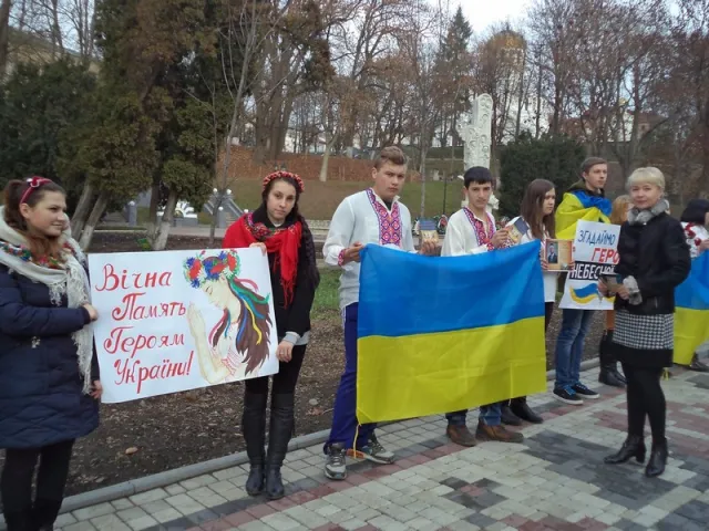 На Хмельниччині провели флешмоб «Згадаймо поіменно героїв Небесної Сотні» (фото) — фото 3