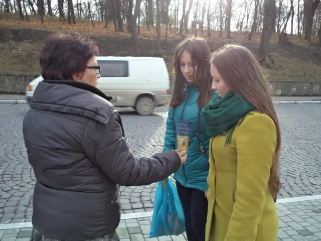 На Хмельниччині провели флешмоб «Згадаймо поіменно героїв Небесної Сотні» (фото) — фото 4