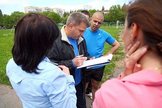 Пенсіонер ОВС допоміг затримати серійного крадія, який впритул розстріляв його з травматичного пістолета (фото+відео) — фото 1