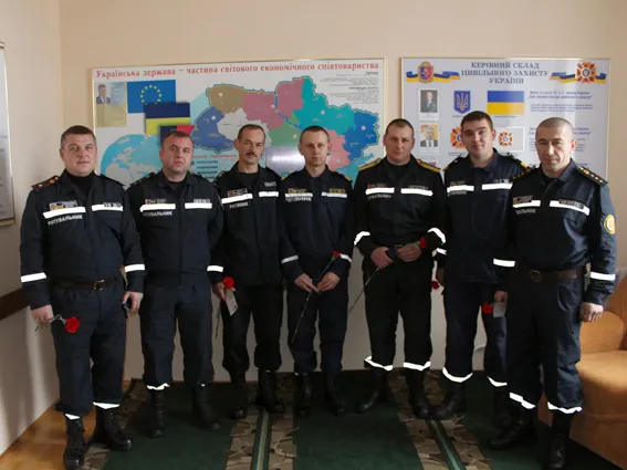 Хмельницькі рятувальники отримали посвідчення учасника бойових дій — фото 1