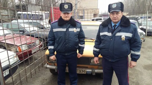 Двоє 18-річних підлітків тікали від правоохоронців на викраденому автомобілі (фото) — фото 2