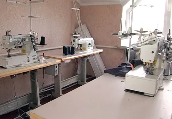 У Хмельницькому виявили підпільний швейний цех, який шив одяг відомих брендів «Nike» та «Adidas» (фото+відео) — фото 2