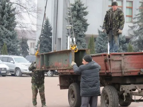 У Хмельницькому вже почали встановлювати новорічні ялинки (фото) — фото 2