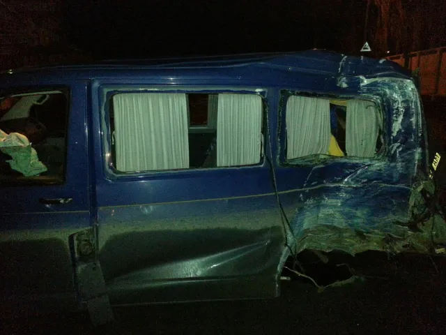 Аварійна неділя: на вул. Пілотській «Фольксваген» врізався у стовп — фото 4
