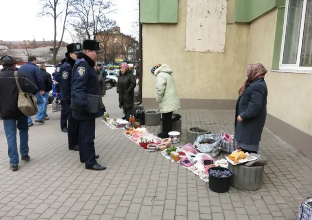 Хмельницькі правоохоронці намагаються ліквідувати продаж товарів на тротуарах по дорозі до овочевого ринку (фото) — фото 1
