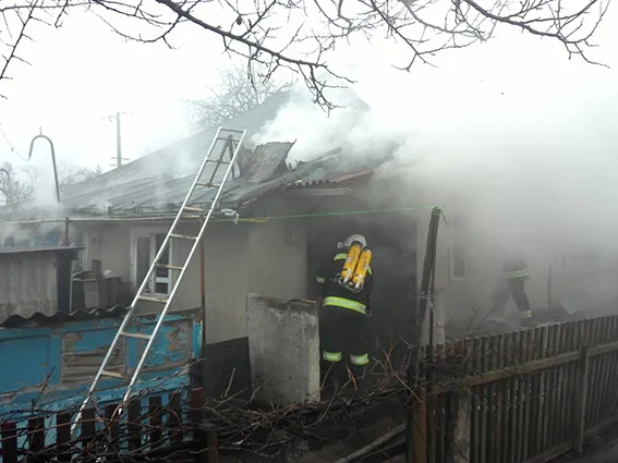 У процесі ліквідації пожежі рятувальники виявили бездиханне тіло 47-річного чоловіка (фото) — фото 1