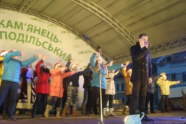 Сьогодні у Кам'янці-Подільському відбулося відкриття головної ялинки міста (фото) — фото 1