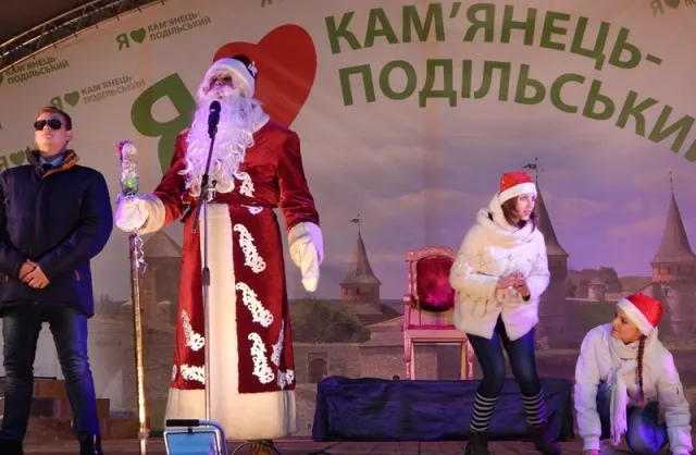 Сьогодні у Кам'янці-Подільському відбулося відкриття головної ялинки міста (фото) — фото 2