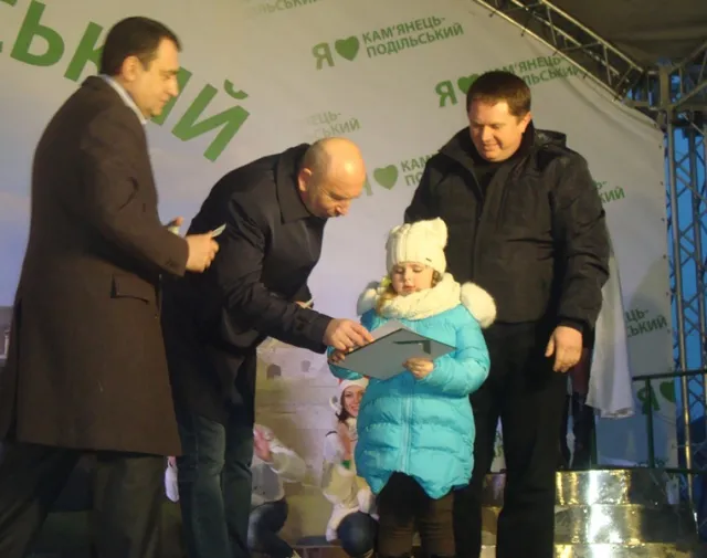 Сьогодні у Кам'янці-Подільському відбулося відкриття головної ялинки міста (фото) — фото 3