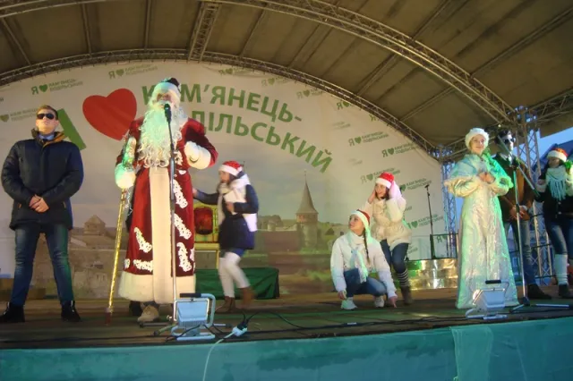Сьогодні у Кам'янці-Подільському відбулося відкриття головної ялинки міста (фото) — фото 5