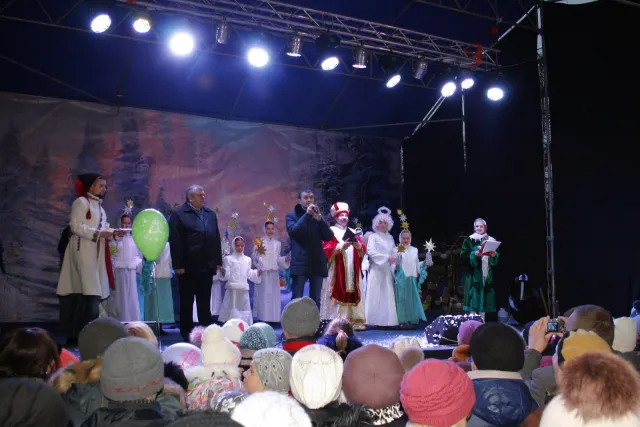 У Хмельницькому відкрили головну ялинку та гостину Святого Миколая! (фото) — фото 3