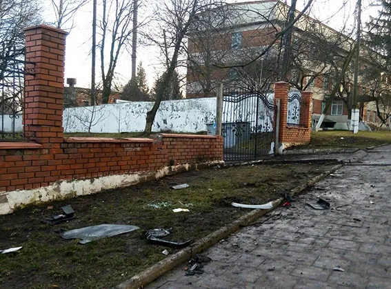 У Хмельницькому автомобіль протаранив паркан коледжу — фото 1