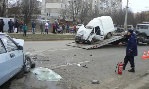 На Озерній внаслідок ДТП загинув чоловік, ще четверо – у лікарні (фото) — фото 2
