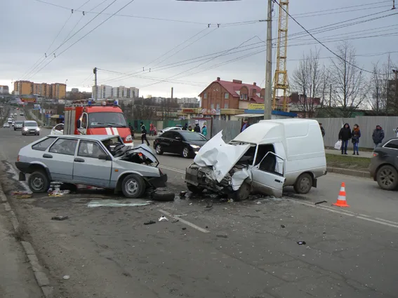 На Озерній внаслідок ДТП загинув чоловік, ще четверо – у лікарні (фото) — фото 3