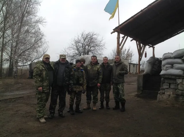 У зоні АТО шепетівські волонтери ледве втекли від обстрілів (фото) — фото 4