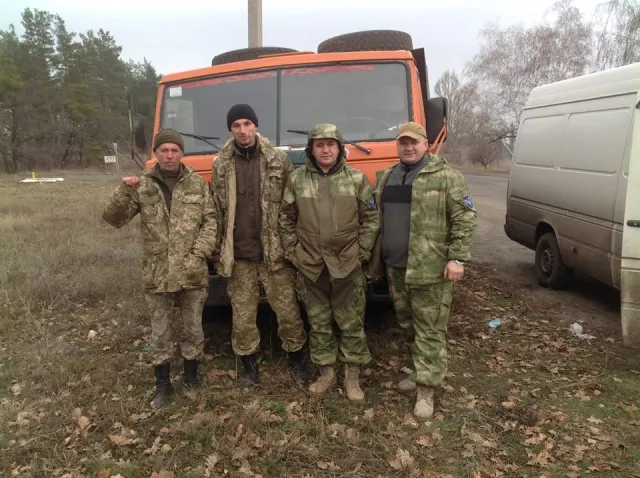 У зоні АТО шепетівські волонтери ледве втекли від обстрілів (фото) — фото 6