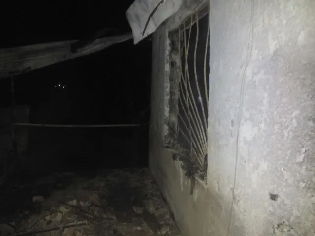 Подільські рятувальники гасили пожежу будинку в дачному кооперативі (фото) — фото 1