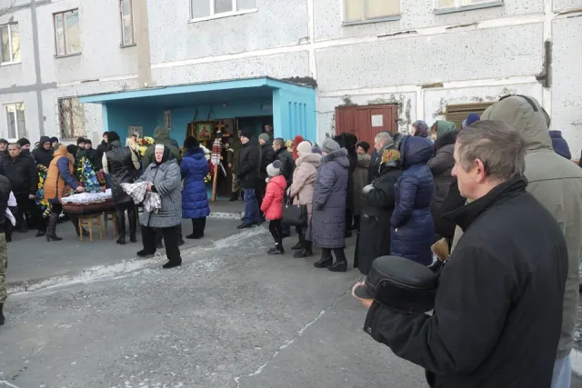 У Нетішині провели в останню дорогу 27-річного айдарівця Назара Голюка (фото) — фото 1