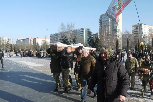 У Нетішині провели в останню дорогу 27-річного айдарівця Назара Голюка (фото) — фото 4