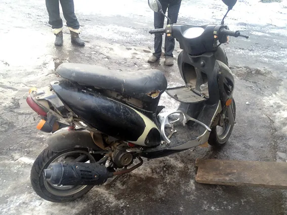 Неповнолітні щедрувальники «обчистили» п'ять автівок, вкрали мопед та два велосипеди (фото) — фото 1