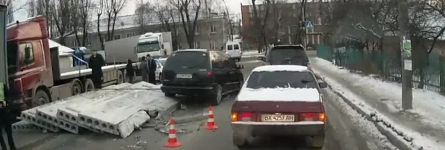 Посеред Хмельницького з вантажівки злетіли незакріплені панелі (фото) — фото 1