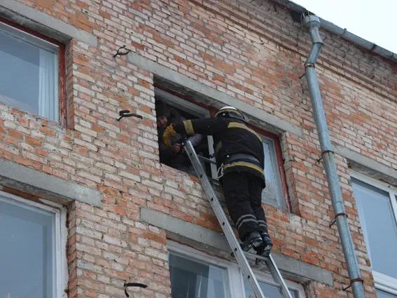 У Хмельницькому горів університет: вогнеборці врятували 15 людей (фото) — фото 1