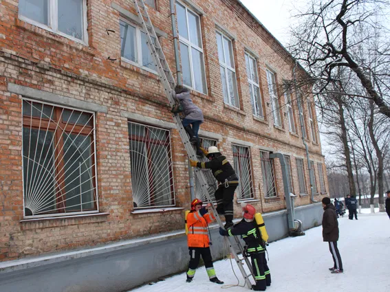 У Хмельницькому горів університет: вогнеборці врятували 15 людей (фото) — фото 2