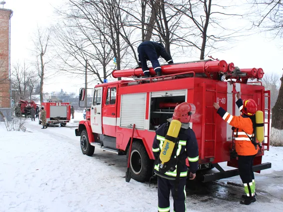 У Хмельницькому горів університет: вогнеборці врятували 15 людей (фото) — фото 4